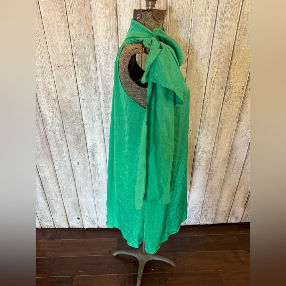 Elegant Green Halter Dress - Picture 6 of 7